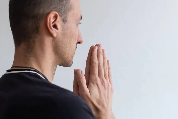 Человек Молится Сконцентрированный Молодой Человек Белой Рубашке Держась Руки Прижатые — стоковое фото