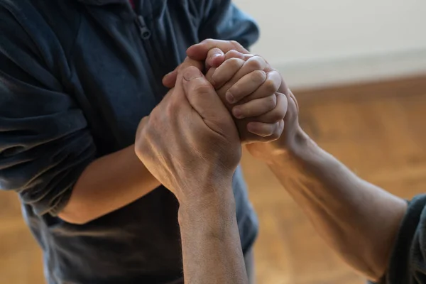 Una Mano Una Nipote Sta Tenendo Una Mano Rugosa Vecchio — Foto Stock