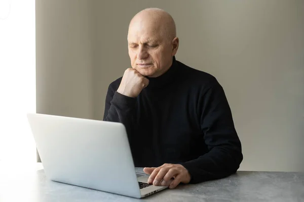 Handsome Old Man Dressed Smart Casual Style Using Laptop — Stock Photo, Image
