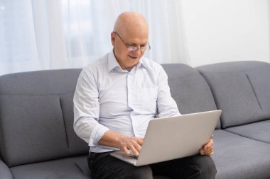 Komuta sizde gözlük ile laptop evde bağlı.