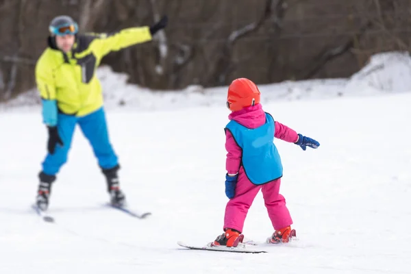 Instructeur Petit Enfant Skiant Tout Petit Avec Casque Sécurité Cours — Photo