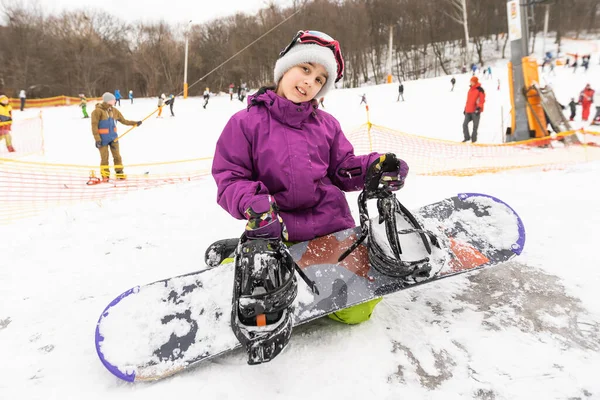 Petite Fille Mignonne Apprenant Monter Snowboard Pour Enfants Sports Hiver — Photo