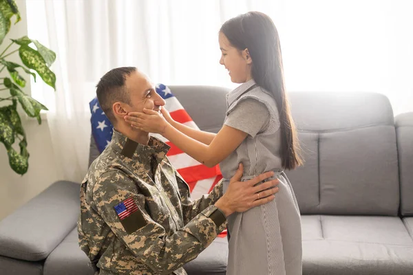 Egy Kislány Megölel Egy Katonai Apát Apa Katonai Egyenruhában Van — Stock Fotó