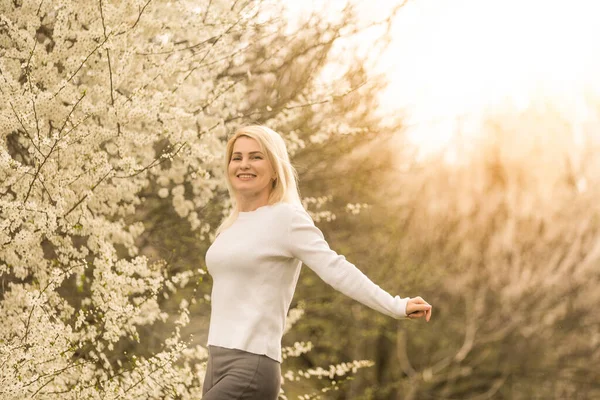 çiçeklenme içinde güzel genç kadın kiraz çiçekleri Bahçe