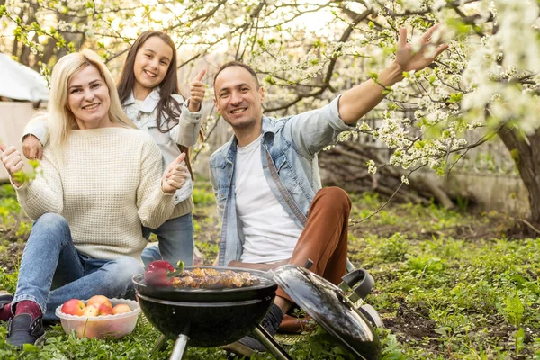 Happy Family Having Barbecue Garden Spring Leisure Food Family Holidays — Fotografia de Stock