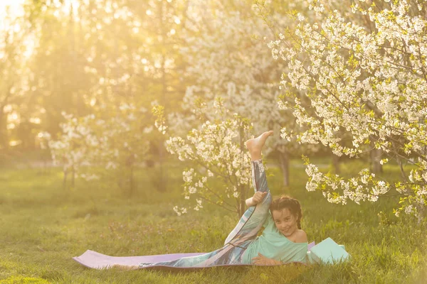 Söt Flicka Gör Yogaövningar Liten Flicka Gör Yogaövningar Trädgården — Stockfoto