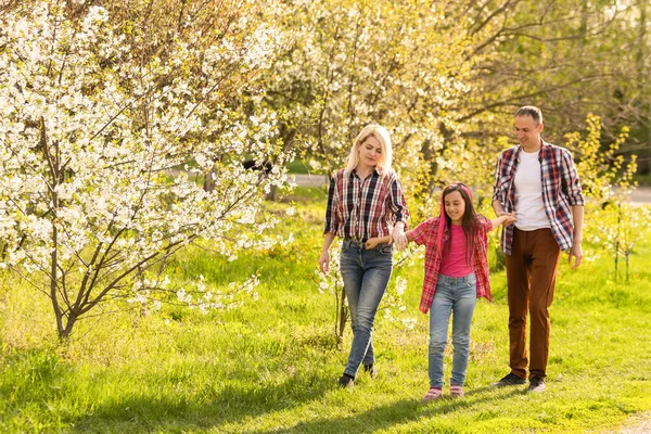 Happy Family Spending Good Time Together Spring Flowering Garden — Fotografia de Stock