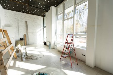 Boya malzemeleriyle dolu bir odada ev yenileme