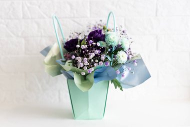 Yıldönümü için küçük bir çiçek aranjmanı