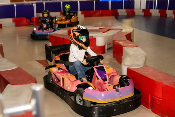 Oyuncak Araba Süren Mutlu Bir Kız Çocuklar Için Eğlence Parkı — Stok fotoğraf