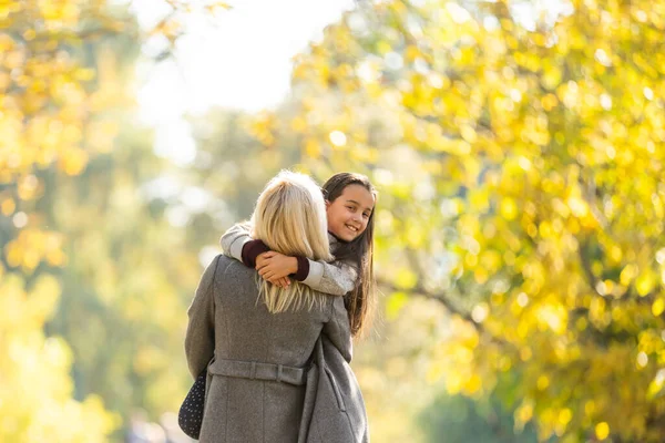 Lycklig Familj Mor Och Barn Lilla Dotter Leker Höstpromenad Naturen — Stockfoto