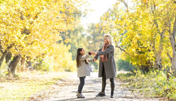 Mutter Mit Ihrer Tochter Herbst — Stockfoto