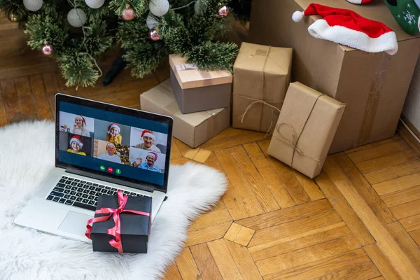 가상의 크리스마스 하우스 비디오 사무실에서 컴퓨터를 비디오 온라인 컨퍼런스 — 스톡 사진