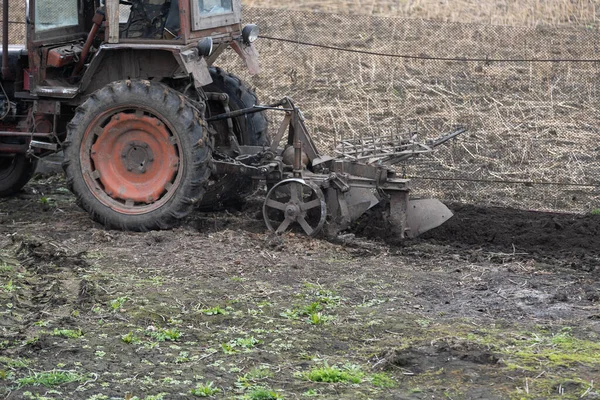 Farm Tractor Plow Plows Field Prepares Sowing — Stockfoto