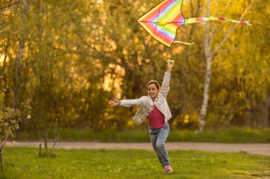 Baharda uçurtmalı küçük kız