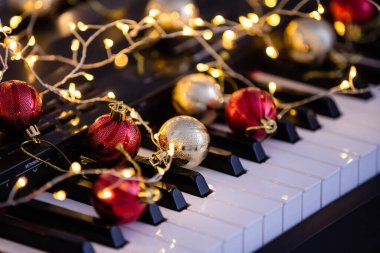 Güzel Noel dekorlu bir piyano, yakın plan..