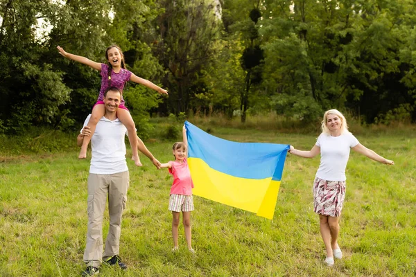 Família Feliz Com Bandeira Ucraniano Campo Estilo Vida — Fotografia de Stock