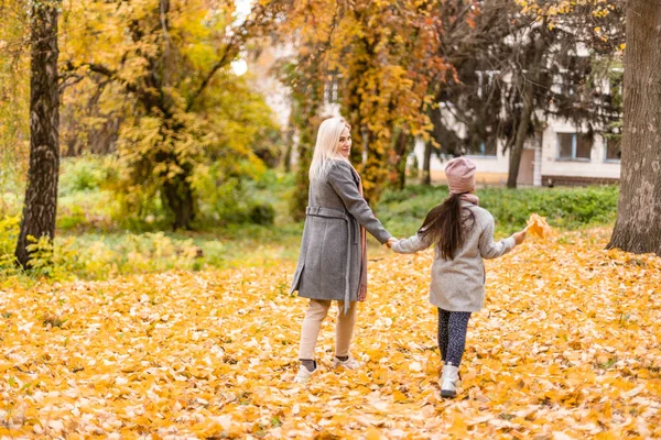 Mutter Und Tochter Herbstlich Gelben Park — Stockfoto