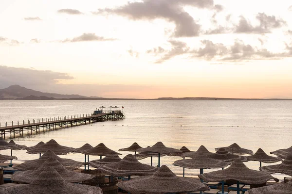 Kumsalda Güneşli Yatakları Saman Güneş Şemsiyeleri Olan Akdeniz Kıyıları — Stok fotoğraf