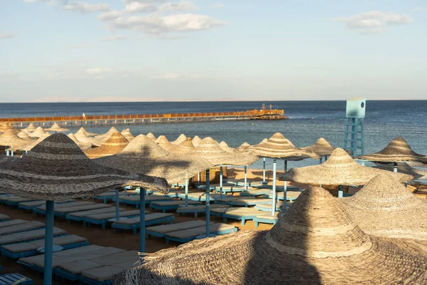 Wybrzeże Morza Śródziemnego Leżakami Słomianymi Parasolami Piaszczystej Plaży — Zdjęcie stockowe