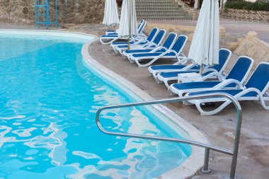 Otel yüzme havuzu, huzurlu, rahatlatıcı ve doğa ile çevrili. Turistler için temiz yüzme havuzu ve güneşlik yatakları