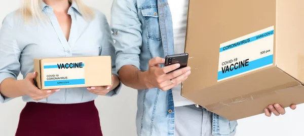 Laborassistentin Trägt Box Mit Impfstoffen Für Covid — Stockfoto