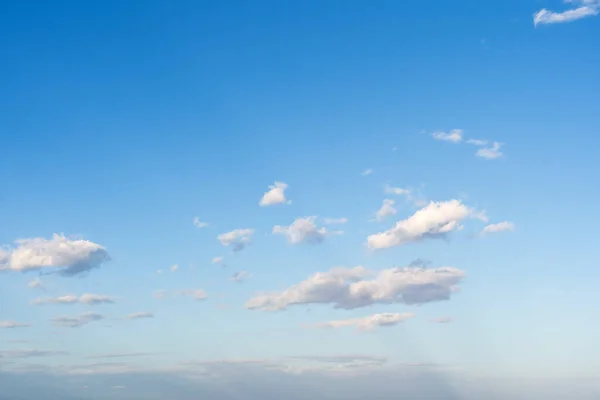 Blå Himmel Med Moln Bakgrund — Stockfoto