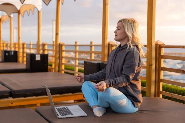 Mujer Joven Casual Meditando Playa Vacía Con Portátil Independiente Concepto — Foto de Stock