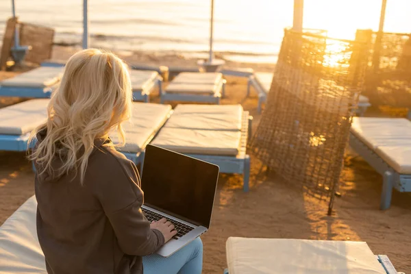 Donna Seduta Con Computer Portatile Sulla Spiaggia Estiva Tramonto — Foto Stock