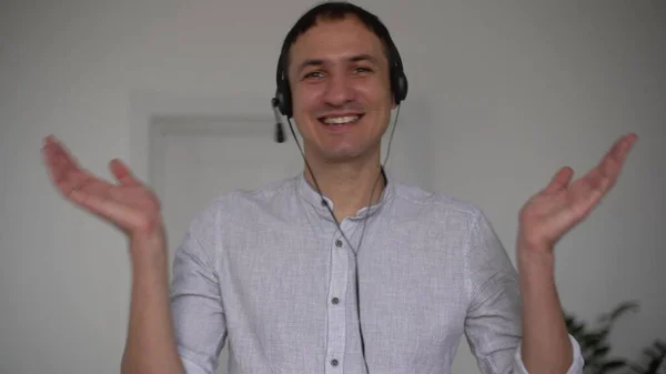 Lächelnd Junger Erwachsener Mann Vlogger Blick Auf Kamera Sprechen Machen — Stockfoto