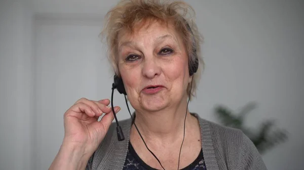 Mulher Headphones Fala Video Chat Usando Laptop Auto Isolamento Pandemia — Fotografia de Stock