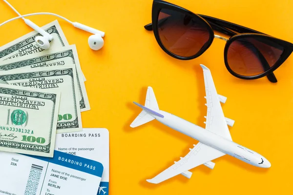 Preparación Para Concepto Viaje Avión Dinero Pasaporte Sobre Fondo Amarillo — Foto de Stock
