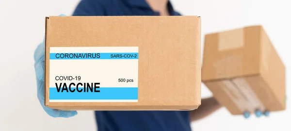 Laboratorní Asistent Nesoucí Krabici Vakcínami Pro Covid — Stock fotografie