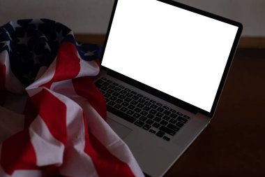 ABD bayraklı dizüstü bilgisayar, beyaz arkaplanda izole edilmiş ekran.