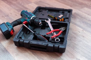 Ahşap arka plan üzerinde elektrikçi araçlarıyla kutu
