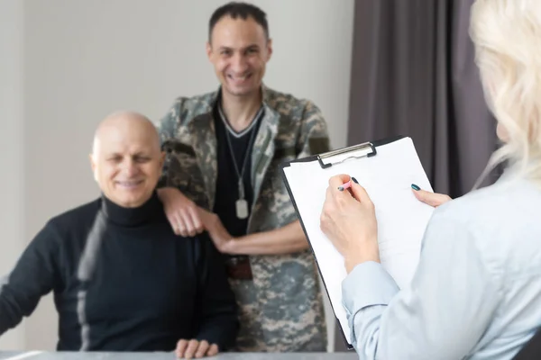 Крупним Планом Психолог Аналізує Поведінку Військових Пацієнтів — стокове фото