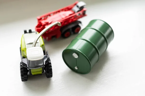 白色底座玩具油桶玩具拖拉机 — 图库照片