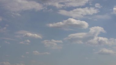 Açık beyaz bulutlar parlak mavi bir gökyüzünde uçar. Güneşli bir yaz öğleden sonrasında gökyüzü açık. Bahar bulutları arka planı. Boşluğu kopyala