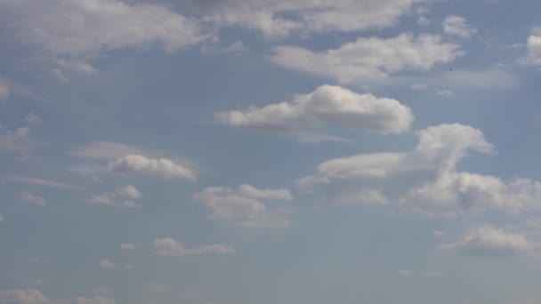 Leicht Weiße Wolken Fliegen Über Einen Strahlend Blauen Himmel Klarer — Stockvideo