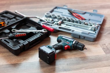 Ahşap arka plan üzerinde elektrikçi araçlarıyla kutu