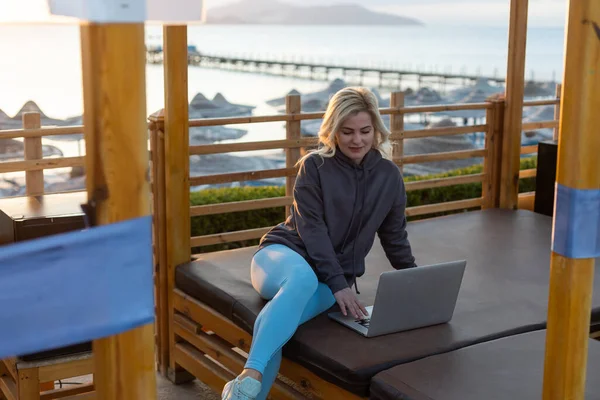 Vrouw Met Laptop Het Zomerstrand Bij Zonsondergang — Stockfoto