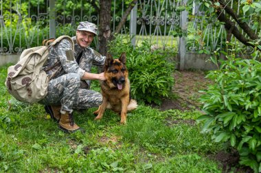 Alman çoban köpeği, açık havada ile askeri üniformalı erkeklere