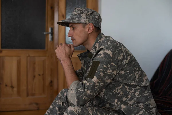 Ένας Ανάπηρος Βετεράνος Κάθεται Και Προσεύχεται Φοράει Στρατιωτική Στολή — Φωτογραφία Αρχείου