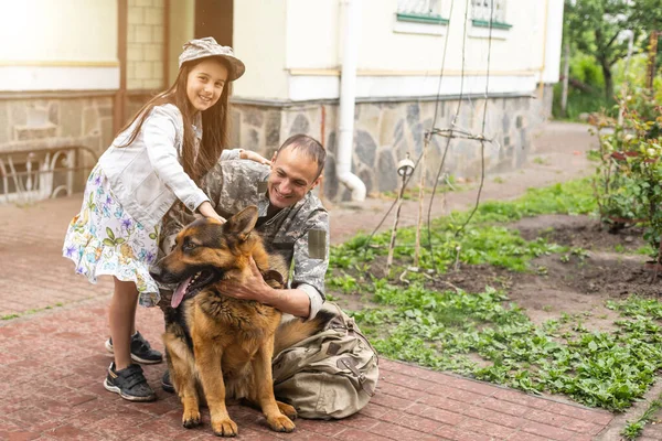 Στρατιωτική Συνάντηση Πατέρα Την Κόρη Και Σκυλιά — Φωτογραφία Αρχείου