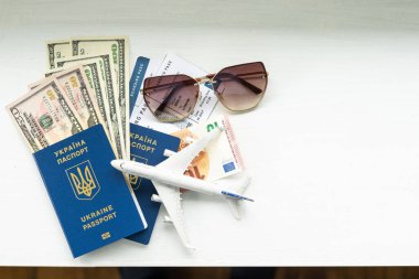 Seyahat konsepti, oyuncak uçak, kopyalama alanı olan pasaport hazırlama.