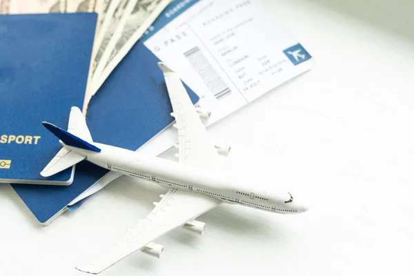 Pasaporte Tarjeta Embarque Avión Juguete Vista Superior Mesa —  Fotos de Stock