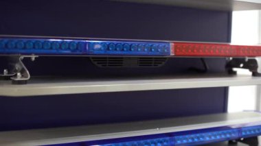 Arka planda polis arabasının ışıkları kapalı..