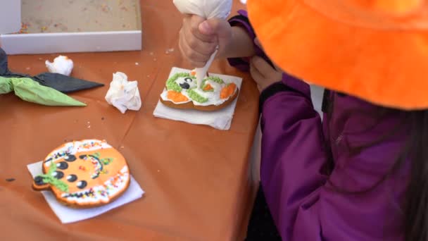 Маленькая Девочка Украшает Печенье Хэллоуин Детский Художественный Проект Ремесло Детей — стоковое видео