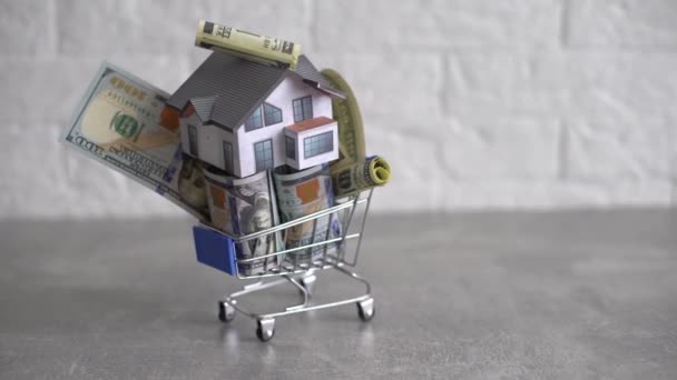 Huis Model Winkelwagen Witte Achtergrond Met Kopieerruimte — Stockvideo
