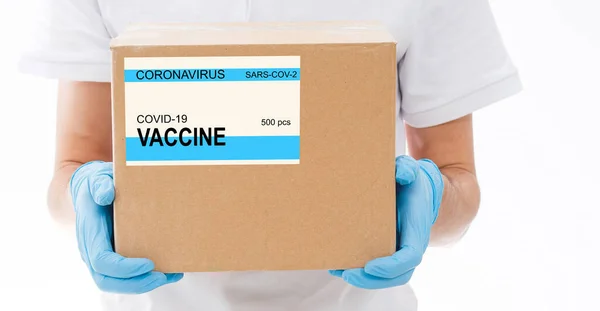 Férfi Szállítja Vakcinát Vaccine Címke Elhelyezése Kartondobozon — Stock Fotó
